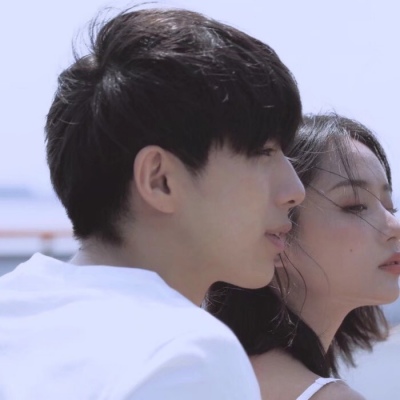 干净/除了两情相悦，其余的喜欢都是心酸。