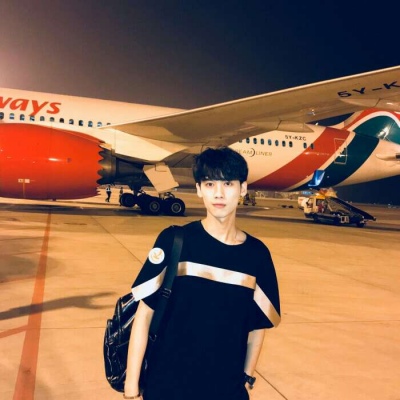 白灏宇:情侣头像/真人/一对两张/你是近处的灯火，也是遥远的星河。