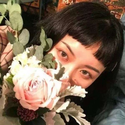 唯美可爱真人情头：晓看天色，暮看云，行也思君，坐也思君。