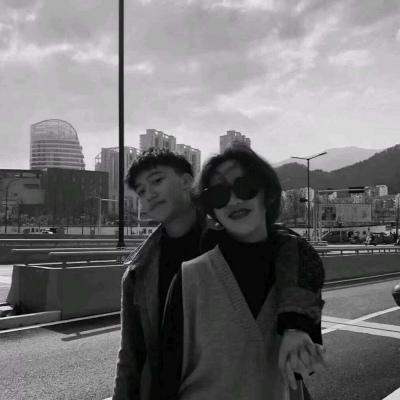 你说遍世上所有洒脱的话 却还是在夜深人静时挣扎