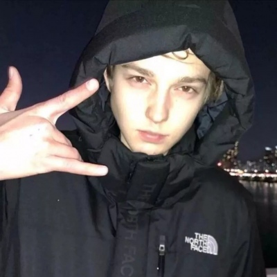 我从来不相信一个人会忙到连消息都没空回. -男头_潮！