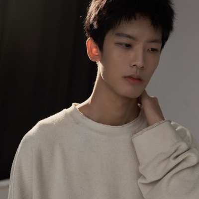 帅气高冷男头/我总不能阻止你奔向比我更好的人吧