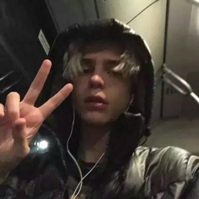 找这个男孩子，他叫什么啊，超级喜欢他，谁能告诉我，要疯掉了