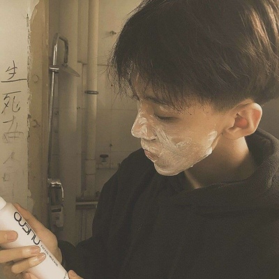 人刚认识的时候总是拘谨中带着温柔. ​