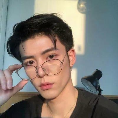 夕白丨相同：戴眼镜?