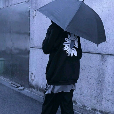 顾云曦:冷色调男生头像