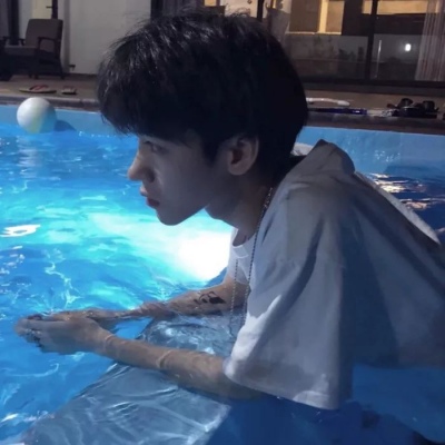 男生头像丨趁阳光正好，伸手去拥抱。