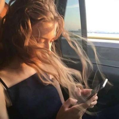 女生头像   带着一根烟，浪迹到天涯