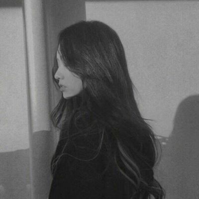 女生黑白头像，请签收。