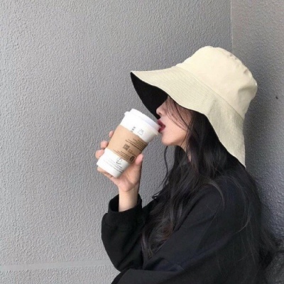 不须耳鬓常厮伴，一笑低头意已倾