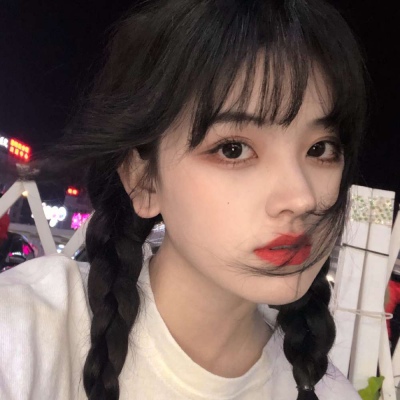 祁安辞：时尚双马尾女生头像 麻花辫