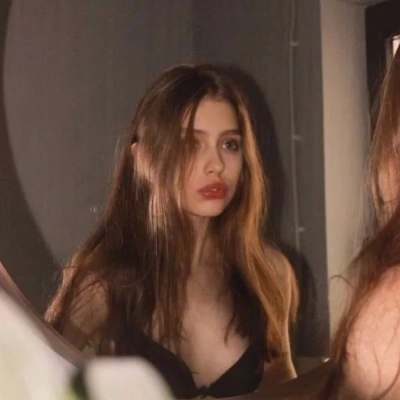 要不要考虑趁别人被阳光迷得睁不开眼的时候偷亲我一下