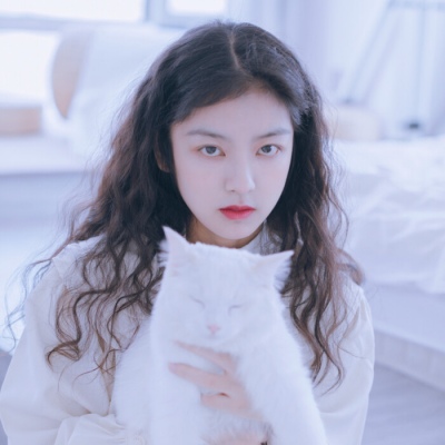 白灏宇:女生头像/意境/我有两个忆，一个是回忆，一个是失忆。