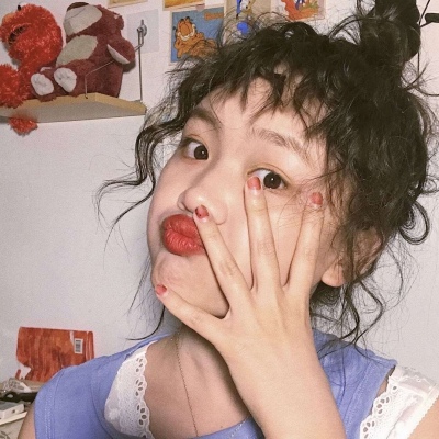 祁安辞：可爱搞怪真人女生头像/戳赞这组头像女，你会收到爆炸的消息