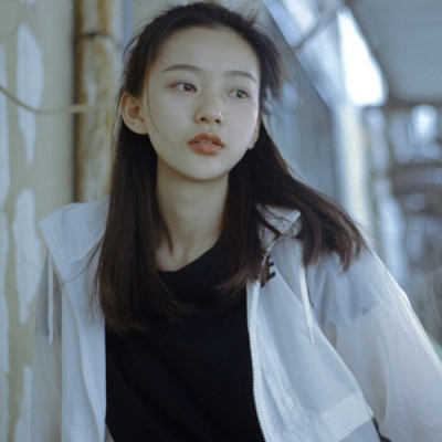 北笙:女生头像/意境/你是我的恒星，而我却离你几万亿年光景。