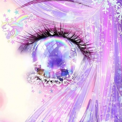 皓齿明眸，盈盈秋水。