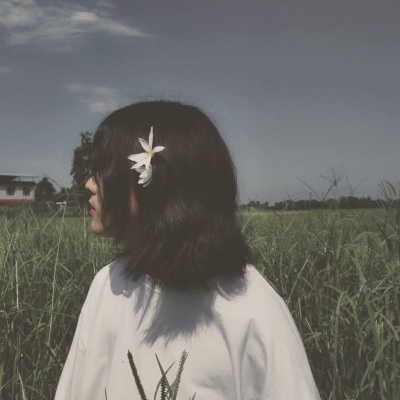 唯美滤镜天空女头.人性这种东西。不可言不可研不可验.