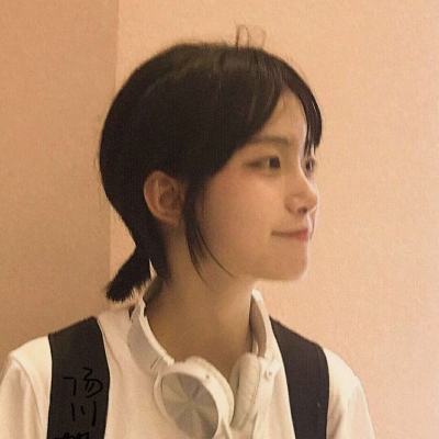 他在远方看我,眼神犹如雨天般辽远而悲伤