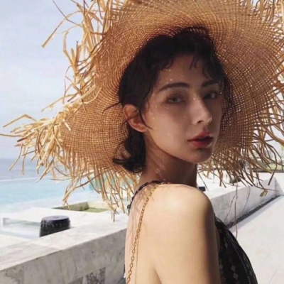 我们在世上不过逗留短短一段时间，凡事应以快乐为准。——亦舒