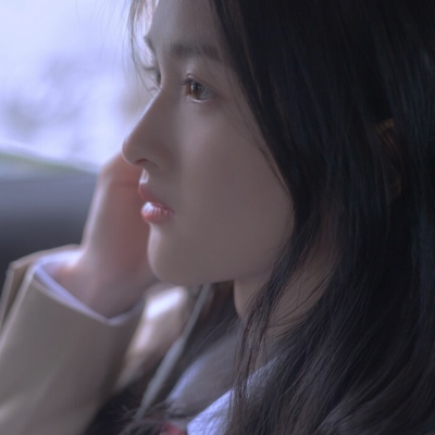 白灏宇:女生头像/真人/意境/“你是银河散落的孤星 刚好落进我的眼里.”