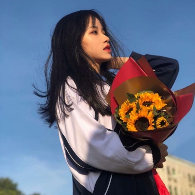 沐糖/清新学生党女生头像/什么是孤独心里明明空荡荡的却什么也装不下