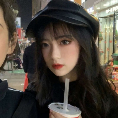 愿你的身后 总有力量 愿你成为自己的太阳 愿你永驻时光 爱上彼此的模样