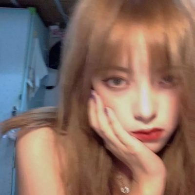 酷酷的女生头像，也有点甜甜的少女感哈！！