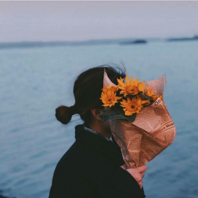 梦晚:意境女头/ 得不到的事物别惦记人生本就不差风雨就别再为己徒增伤悲