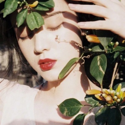 江孑 ins唯美时尚气质魅力风拿花女头