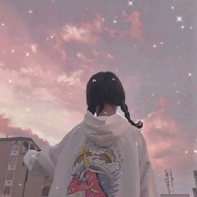 星星躲进云里，月亮掉进海里，而我躲进你怀里。