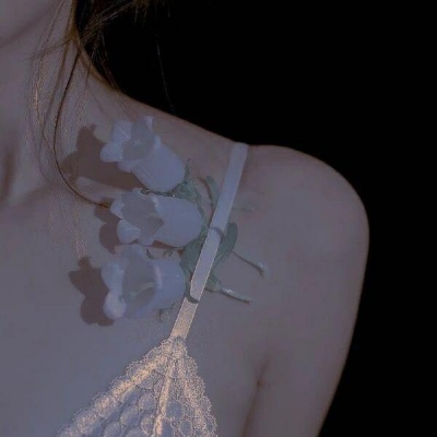 氿卿. 部位精致锁骨女生头像.