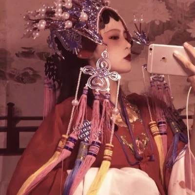 红色女生头像·一曲曲温柔都是为你而有.