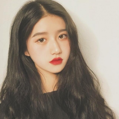 “你眼里有星星，真好看。”“傻瓜，那是你”