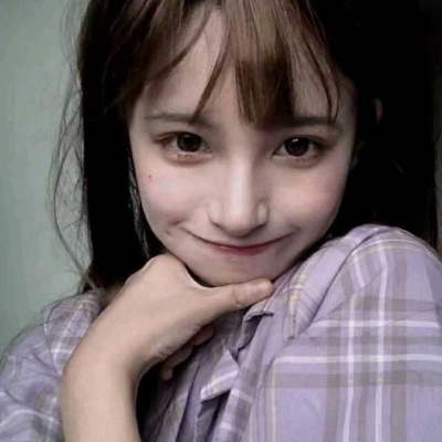 独立小桥人未识，一星如斗看多时。欲黄昏，雨打梨花深闭门