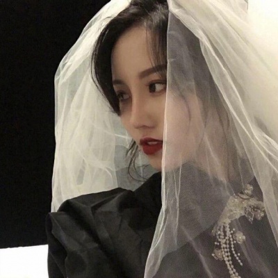 高冷女头/世事不堪，你永远温柔，永远是那个月亮。