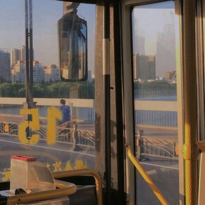 苏瓷:唯美成熟背景/月亮会感到孤独，你和星星皆是救赎。