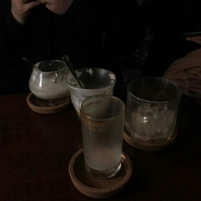 苏瓷:暗色系高冷背景