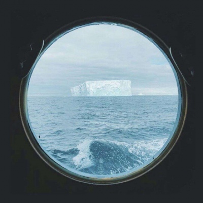 于泽 船舱窗外冰河背景图