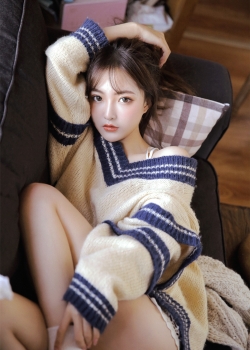 好看的高清露肩毛衣美女手机壁纸