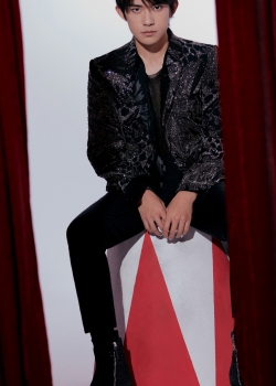 帅哥明星易烊千玺高清手机壁纸图片