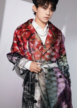 易烊千玺时尚高清手机壁纸图片