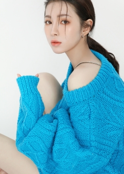 好看的高清性感蓝色毛衣美女手机壁纸