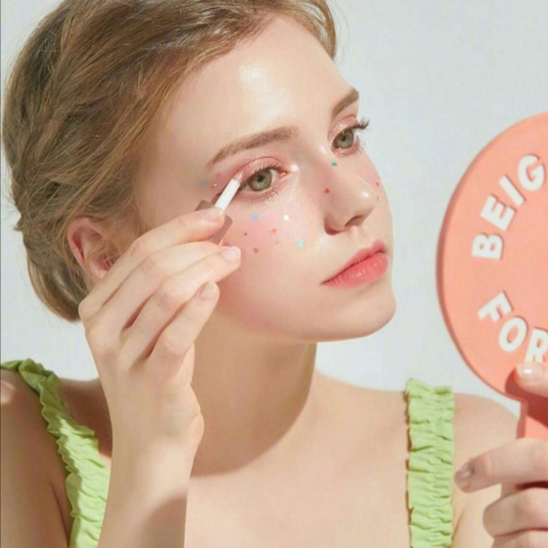 微信头像/女生/欧美/人间城里皆是众生，难逃世俗