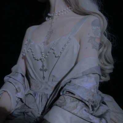 祁安辞：ins复古唯美女生部位头像/你是我藏在云层里的月亮