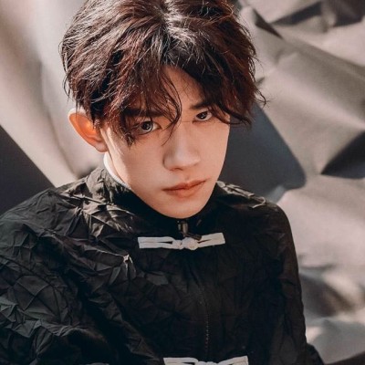 易烊千玺我们爱你?❤️❤️❤️❤️