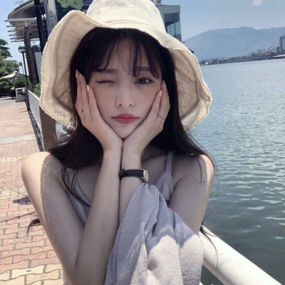 江窈/微信成熟魅力御姐女生头像。