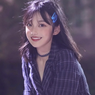 白灏宇:微信头像/女生/多人/  我在人间贩卖黄昏 只为收集世间温柔去见你