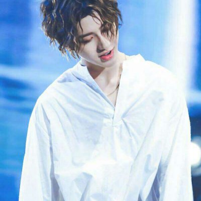 向阳花木易为春，听说你爱蔡徐坤