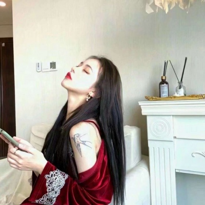 成熟/陈涵/精致/压抑的房间里总会有一个默默哭泣的人