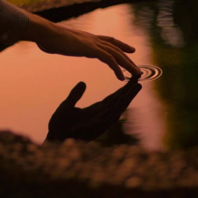 白灏宇:微信头像/女生/部位/月亮不会奔你而来，星星也不会，但我会